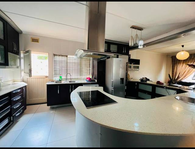 4 BEDROOM HOUSE FOR SALE IN BEREA WEST